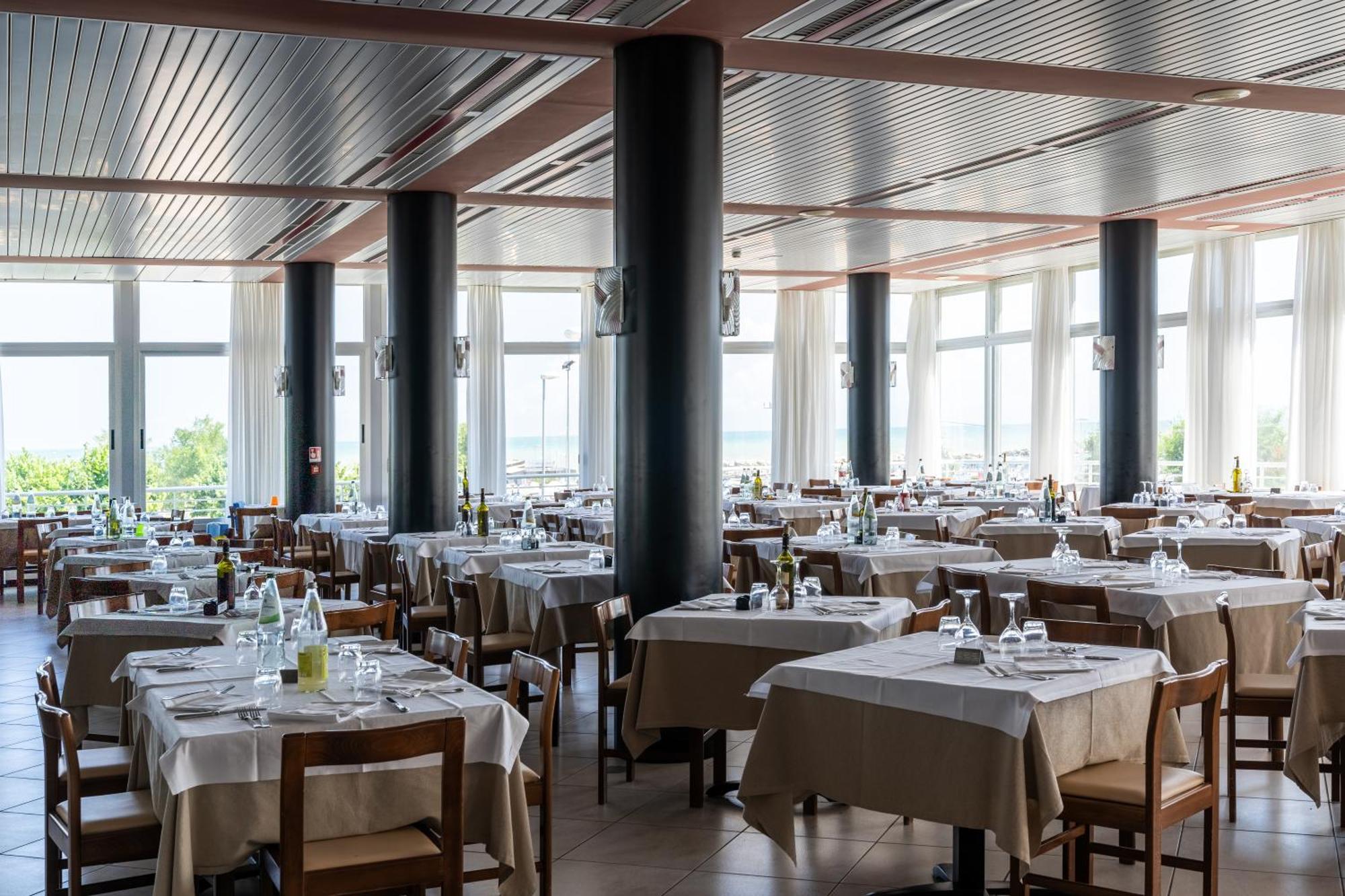 Hotel Cormoran Cattolica Exteriör bild