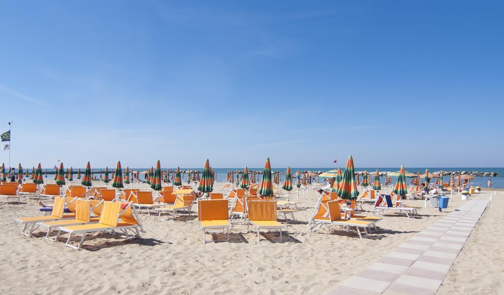 Hotel Cormoran Cattolica Exteriör bild