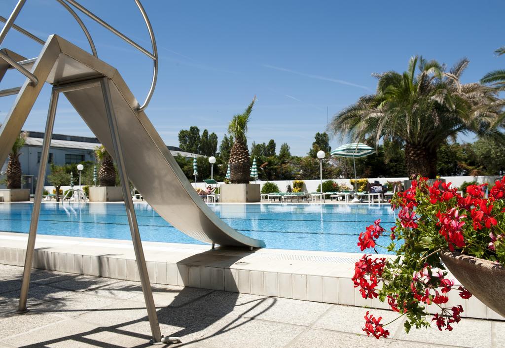 Hotel Cormoran Cattolica Exteriör bild