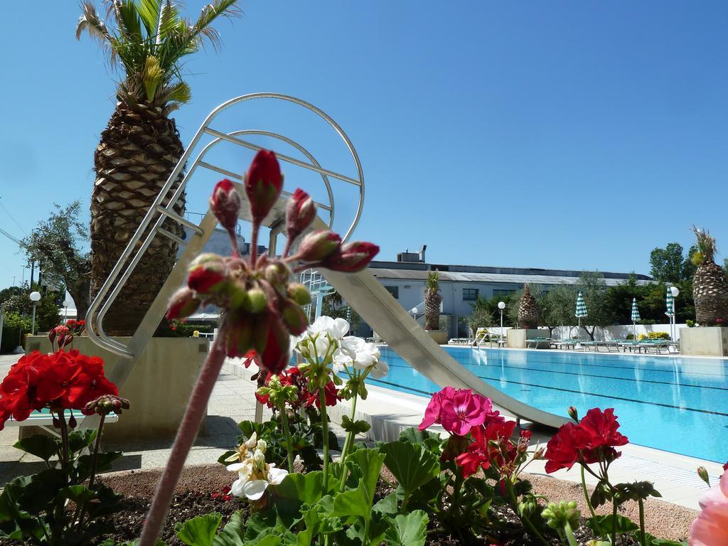 Hotel Cormoran Cattolica Exteriör bild